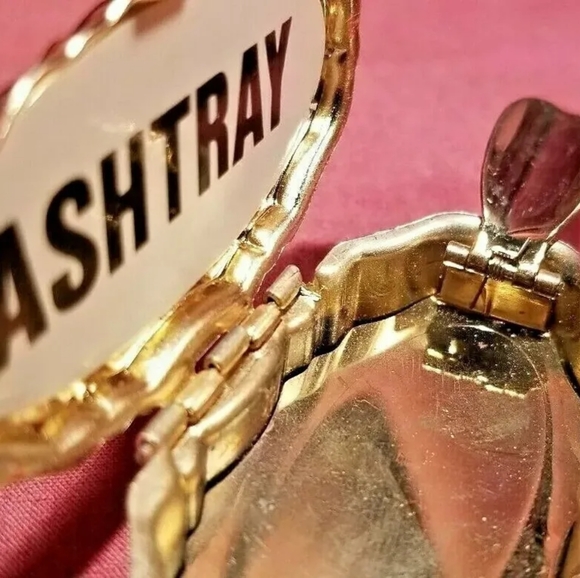 Vintage Ladies Cigarette Holder Pocket Ashtray Old Jewelry Metal Tin - Picture 2 of 9